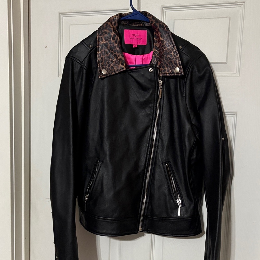 Betsy Johnson Torrid size 2 Black faux Leather Jacket with Animal Print Collar